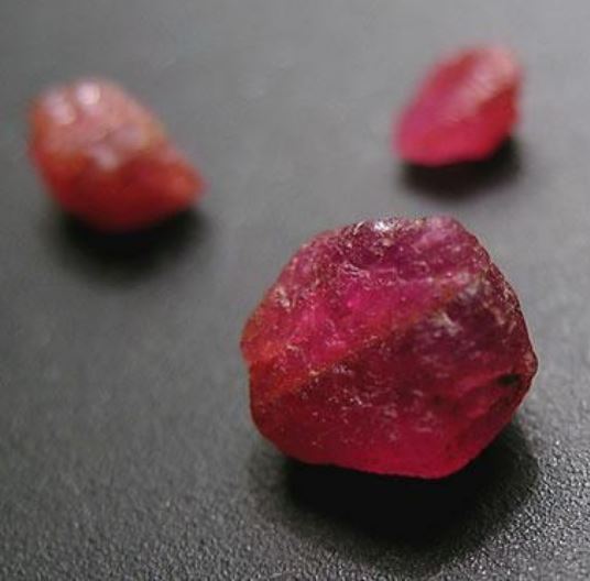 Самоцвет 5 букв. Красный Корунд камень. Рубин (минерал). Красный Алмаз необработанный. Рубин камень необработанный.